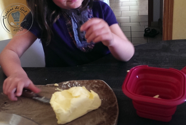 Oriane qui coupe le beurre en morceaux