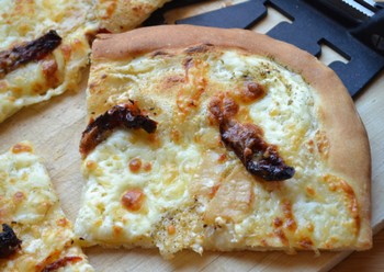 pizza-blanche-aux-fromage-et-tomates-confites-manue